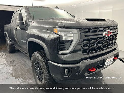 Used 2025 Chevrolet Silverado 2500 ZR2 w/ Technology Package image 8