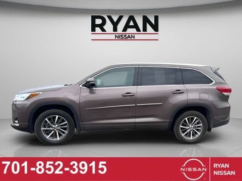 Used 2018 Toyota Highlander XLE AWD/4WD image 2