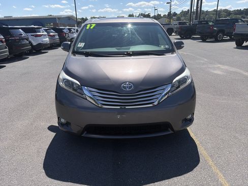 Used 2017 Toyota Sienna Limited FWD image 10