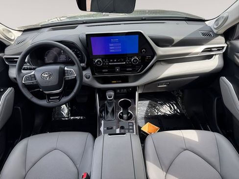 Used 2026 Toyota Highlander Platinum AWD/4WD image 10
