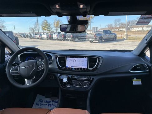 New 2026 Chrysler Pacifica Pinnacle image 3