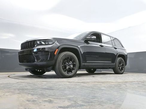 Used 2025 Jeep Grand Cherokee Altitude AWD/4WD image 47