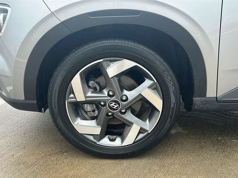 Used 2024 Hyundai Venue SEL FWD image 7