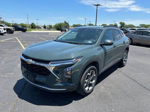 Used 2025 Chevrolet Trax LT FWD image 7