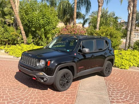 Used 2018 Jeep Renegade Trailhawk w/ Popular Equipment Group AWD/4WD image 1