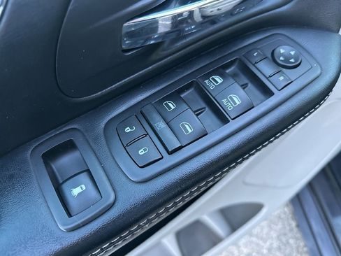 Used 2016 Chrysler Town & Country Touring w/ Driver Convenience Group image 15