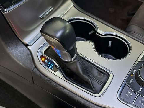 Used 2022 Jeep Grand Cherokee Laredo X image 20