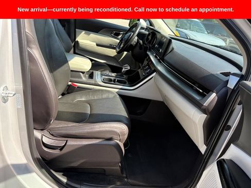 Used 2022 Kia Carnival LX FWD image 18