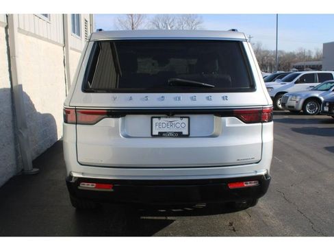 Used 2022 Jeep Wagoneer Series III w/ Premium Group I image 4