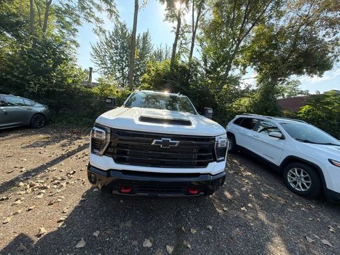 Used 2025 Chevrolet Silverado 2500 LT w/ Trail Boss Package AWD/4WD image 2