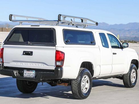 Certified 2018 Toyota Tacoma SR image 5