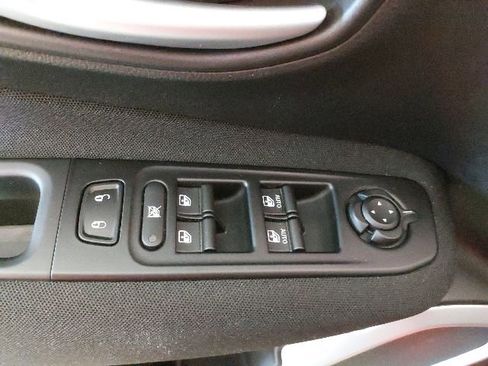Used 2019 Jeep Renegade Latitude w/ Cold Weather Group AWD/4WD image 17