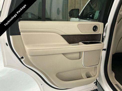 Used 2018 Lincoln Navigator Select w/ Technology Package image 22