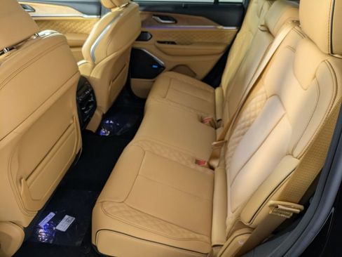 New 2025 Jeep Grand Cherokee Summit image 9