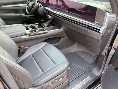 Certified 2025 Cadillac Escalade ESV Luxury RWD image 29