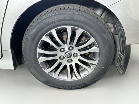 Used 2019 Toyota Sienna XLE image 11