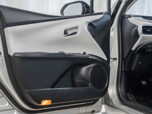 Used 2017 Toyota Prius Four image 31