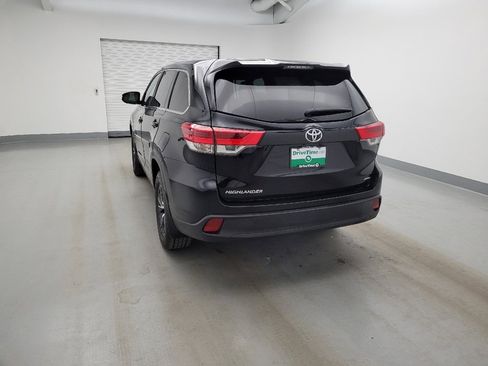 Used 2019 Toyota Highlander LE AWD/4WD image 6