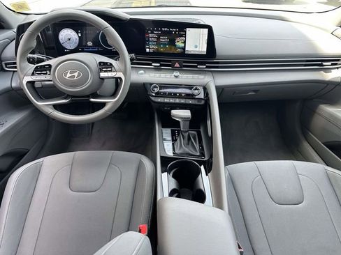 Used 2025 Hyundai Elantra SEL image 17