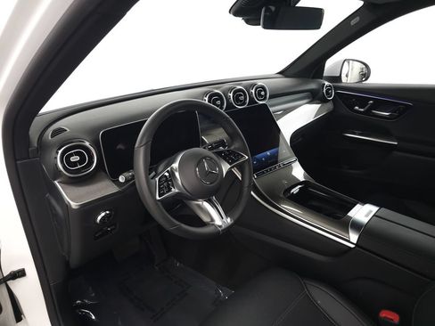 Used 2025 Mercedes-Benz GLC 350e 4MATIC image 9