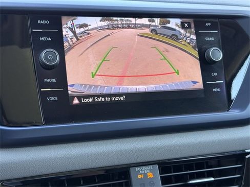 Certified 2022 Volkswagen Taos SE w/ Panoramic Sunroof Package image 17