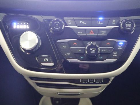 Used 2023 Chrysler Pacifica Touring-L image 14