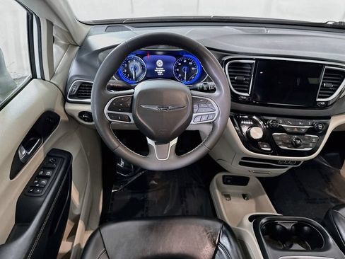Used 2023 Chrysler Pacifica Touring-L FWD image 4