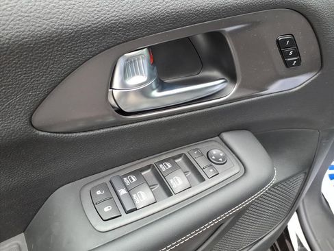 New 2026 Chrysler Pacifica Select image 12