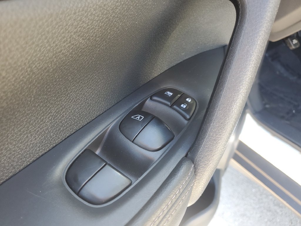 Used 2016 Nissan Rogue S AWD/4WD image 28
