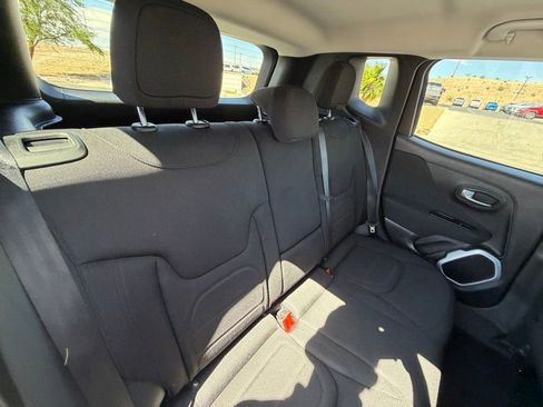 Used 2018 Jeep Renegade Latitude w/ Popular Equipment Group AWD/4WD image 17