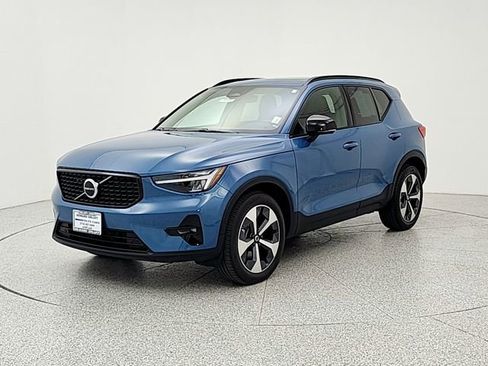 Used 2023 Volvo XC40 B5 Plus w/ Climate Package AWD/4WD image 1