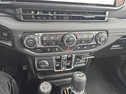 Used 2024 Jeep Wrangler Unlimited Sahara w/ Technology Group AWD/4WD image 18