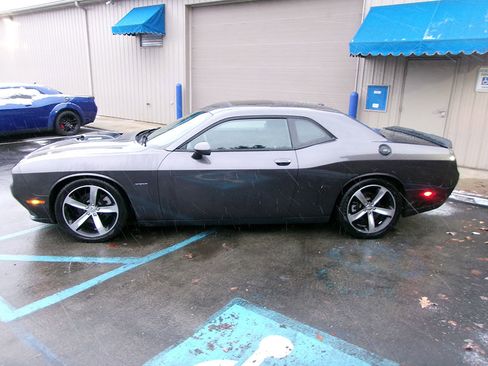 Used 2015 Dodge Challenger R/T image 3
