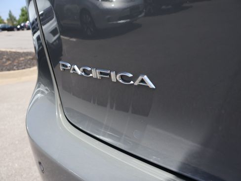 Used 2023 Chrysler Pacifica Touring-L FWD image 15