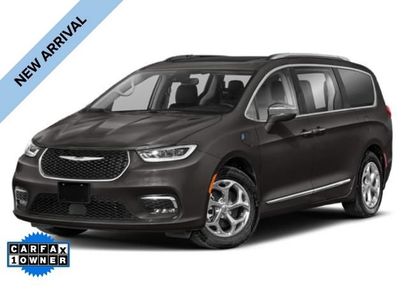 Used 2022 Chrysler Pacifica Touring-L w/ Uconnect Theater Family Group