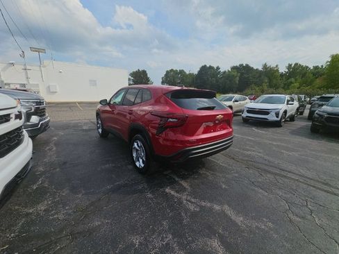 New 2026 Chevrolet Trax LS w/ LS Convenience Package FWD image 5