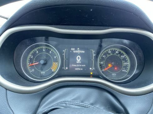 Used 2018 Jeep Cherokee Latitude AWD/4WD image 13