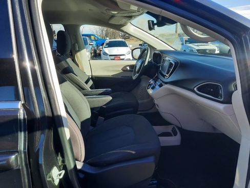 Used 2023 Chrysler Voyager LX image 8