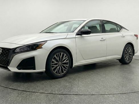 Used 2025 Nissan Altima 2.5 SV FWD image 3