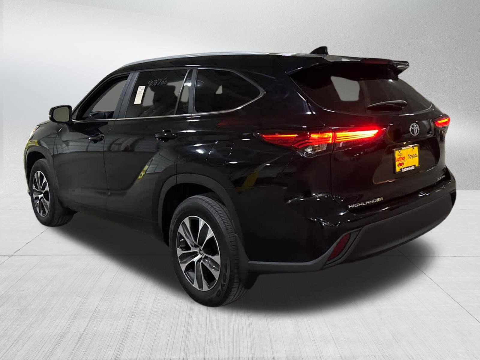Used 2023 Toyota Highlander XLE AWD/4WD image 3
