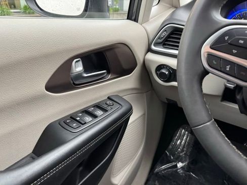 Used 2023 Chrysler Voyager LX FWD image 28