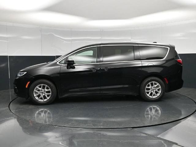Used 2024 Chrysler Pacifica Touring-L FWD image 6