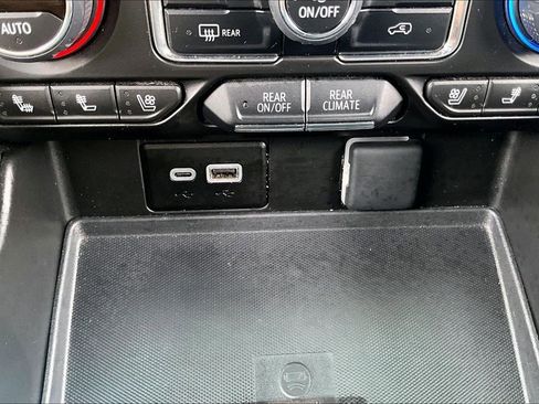 Used 2024 Chevrolet Suburban Premier image 15