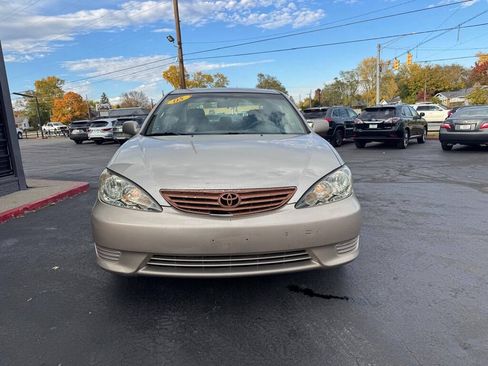 Used 2005 Toyota Camry LE FWD image 2