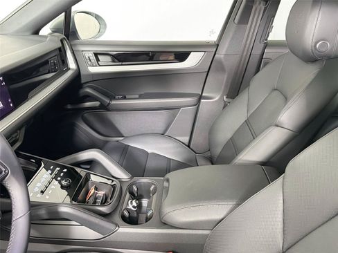 Used 2025 Porsche Cayenne Coupe AWD/4WD image 30