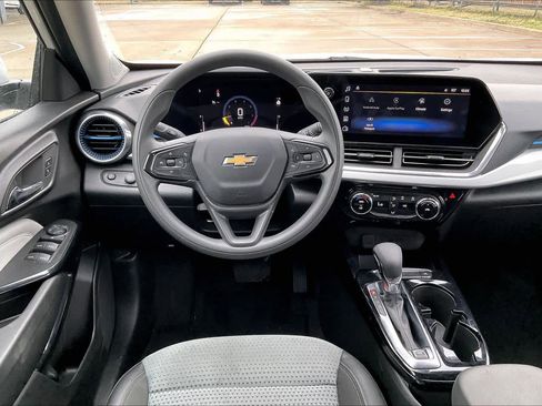 Certified 2025 Chevrolet Trax LT image 7