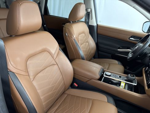 Used 2024 Nissan Pathfinder Platinum w/ Cargo Package image 14