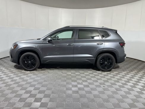Used 2025 Volkswagen Taos SE w/ Black Wheel Package FWD image 5