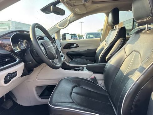 Used 2023 Chrysler Pacifica Limited FWD image 13
