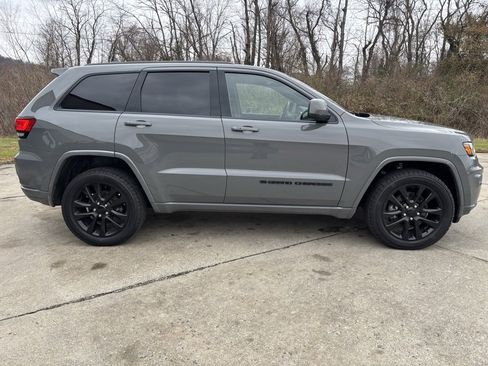Used 2022 Jeep Grand Cherokee Laredo X image 8